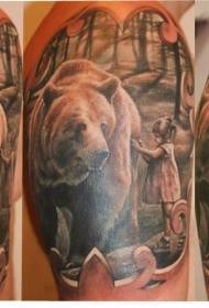 Αρκούδα και λίγο τατουάζ μοτίβο κορίτσι στο δάσος