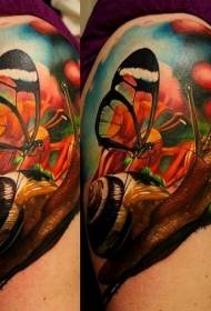 Realios stiliaus spalvota sraigė su didelėmis rankomis su drugelio tatuiruotės modeliu
