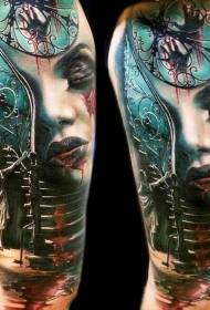 Donna raccapricciante colorata di grande braccio con il modello del tatuaggio della scala