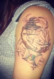 Modello bellissimo tatuaggio colorato gufo magico grande braccio