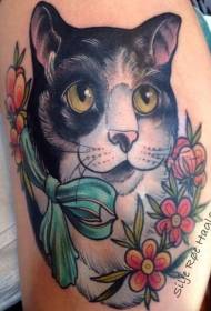 Old school-farget katt med tatoveringsmønster for bue og blomster