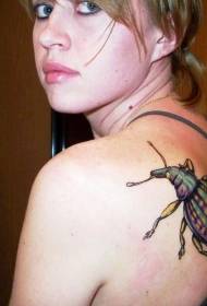 Женски леђа, реалистичан шарени узорак тетоваже инсеката