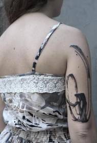 Үлкен қолы қарапайым қара сиямен сәндік татуировкасы