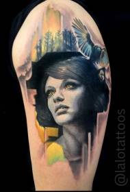 Nouveau visage de femme couleur gros bras école avec motif tatouage grand oiseau