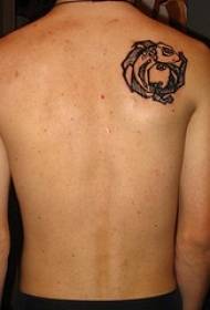 Modello tatuaggio nero pesce tribale posteriore