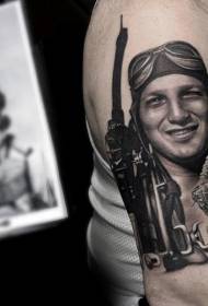 Portrait de pilote de style réaliste noir et blanc de la seconde guerre mondiale avec motif de tatouage d'avion