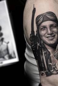 Portret de pilot alb-negru în stil realist, al doilea război mondial, cu model de tatuaj de avion