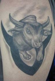 Taurus senbòl ak ti towo bèf nwa modèl tatoo