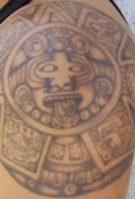 Patrón de tatuaje de estatua de piedra azteca de hombro