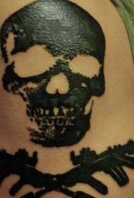 Iso käsivarsi musta pääkallo ja ristikont - merirosvo-tyyli tatuointikuvio
