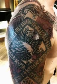 Farebná postavička s veľkou rukou s tetovacím vzorom orla