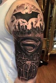 Grande braccio vari badge supereroi modello tatuaggio nero