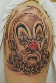 Tatouage de clown avec un nez rouge sur l'épaule