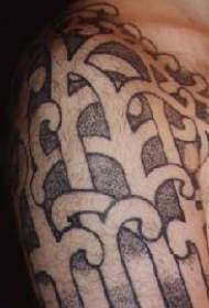 Korapilo zeltikoaren totem tatuaje eredua
