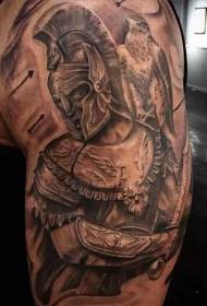 Iso käsivarsi hämmästyttävä mustavalkoinen muinainen soturi kotkan tatuointikuviolla