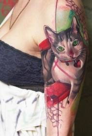 Braccio stile realistico gatto colorato con motivo a tatuaggio a forma di cuore