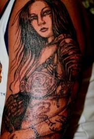 Tucked crni primamljivi uzorak tetovaže gejše