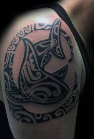 Na ramenu polinezijska tetovaža crne tetovaže