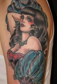 Rankos seksualios brunetės su mėlynos plunksnos tatuiruotės modeliu