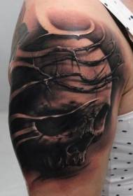 Braç de cendres negres amb un model realista de tatuatges de vinya