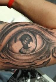 Padrão de tatuagem realista em negrito olho roxo