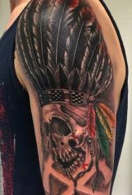 Splendido teschio indiano colorato a braccio grande con motivo a tatuaggio elmetto di piume