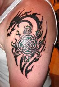 Nagy fekete törzsi sárkány kelta csomó tetoválás mintával