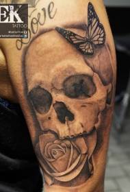 Didelis gražus juodai baltas drugelio rožės ir kaukolės tatuiruotės modelis