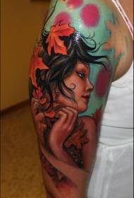 Lielas rokas gudras meitenes portrets ar kļavu lapu tetovējuma modeli
