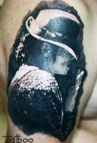Modello di tatuaggio ritratto di Michael Jackson in bianco e nero molto realistico di grande braccio