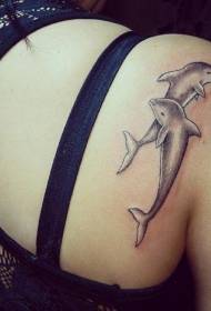 Söt tecknad delfin tatuering mönster på axlarna