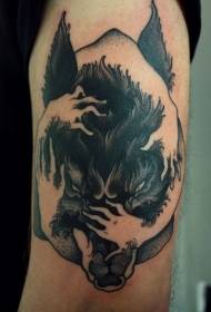 Grootarm steek swart en wit wolf met tatoeëerpatroon vir mensehand