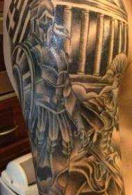 Veliki krak ukrašen crno sivim ratnikom s arhitektonskim uzorkom tetovaža