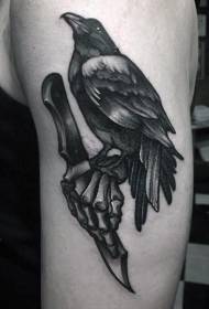 Beann dubh dagger stíl greanta agus patrún tattoo láimhe ag licking