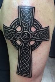 Model de tatuaj clasic cu cruce celtică neagră