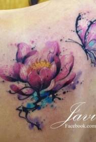 Tatuagem delicada de lótus e borboleta rosa nas costas