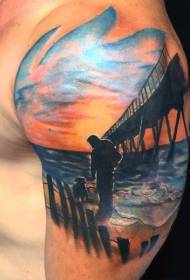 Großer Arm malte Ozeanufer mit Welpen- und Manntätowierungsmuster