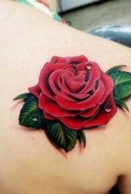 Modello di tatuaggio spalla naturale rosa e goccia d'acqua