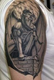 Driegħ tal-gargoyle b'disinn tat-tatwaġġ griż iswed