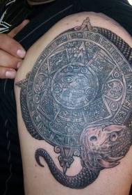 Lielās rokas cilts saules dievs ar čūskas acteku tetovējuma modeli