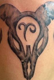 Velké rameno býk tele se symbolem tetování vzorem