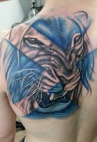 背部彩色狮子头像和蓝色几何纹身图案