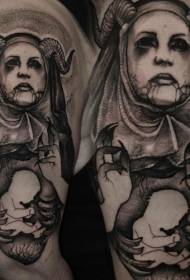 Küçük bebek dövme deseni ile kol siyah şeytan kadın