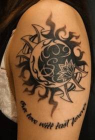Lengan besar bulan hitam dan putih matahari dengan pola tato bunga
