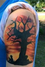Braccio bellissimo tramonto dipinto con motivo a tatuaggio albero solitario