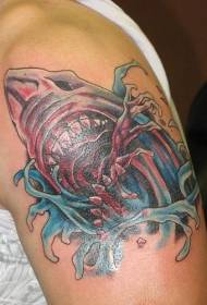 Gran tiburón sangriento con patrón de tatuaje en aerosol