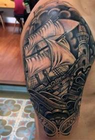 Grouss schwaarz groe Seilboot mat Liichttuermbréif Tattoo Muster