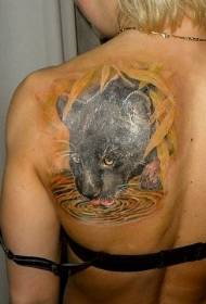 Realistico leopardo nero che beve il reticolo del tatuaggio