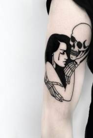 Stor arm svart kvinne med skjelett tatoveringsmønster