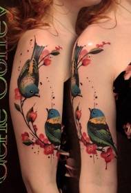 Didelės rankos spalvos paukščio ir žydinčios gėlių tatuiruotės modelis